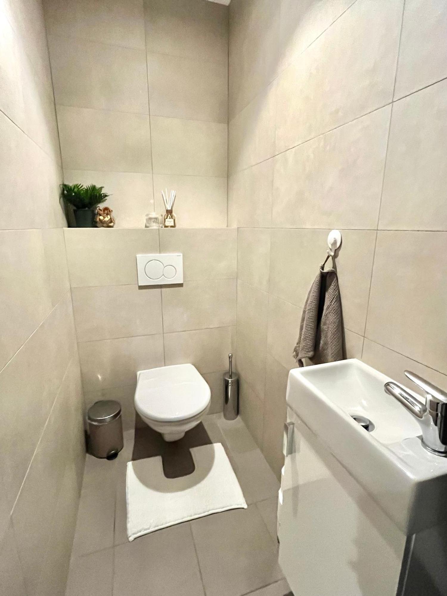 The Elite Suite Downtown 2- Bedroom Apt Ac & Garage Parking Bratislava Exterior photo